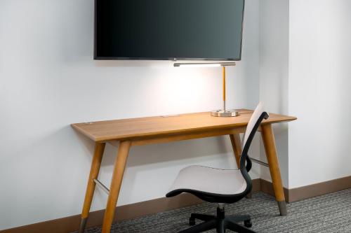 Standard King Room image 1