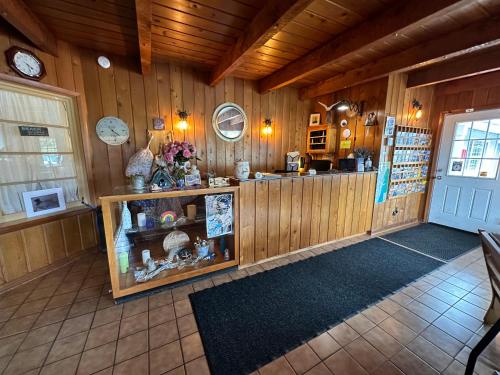 Tillicum Beach Motel - Formerly Deane's Oceanfront Lodge - 로비