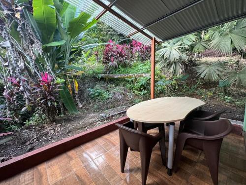 Cabinas El Mango in Hone Creek