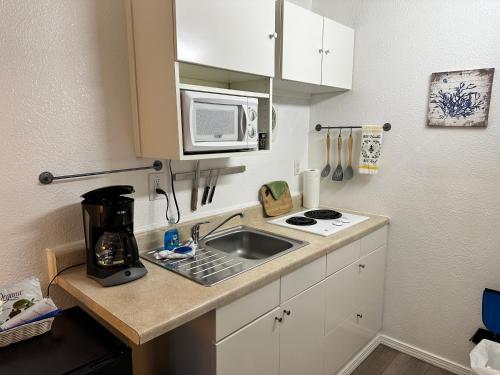 Tillicum Beach Motel - Formerly Deane's Oceanfront Lodge - 편의 시설/서비스