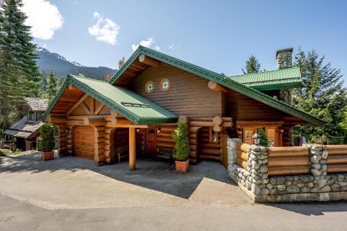 Snowridge Retreat - 150m to Ski Run, Hot Tub, Pool Table, Iconic Ski View in Whistler, Canada