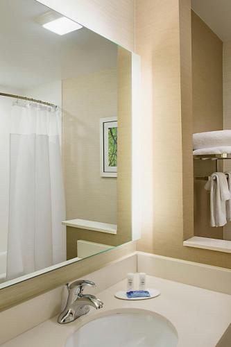 Fairfield Inn & Suites by Marriott Dallas West/I-30 - image 12