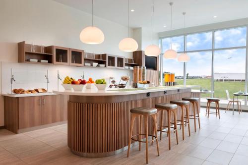 Food and beverages, Element Dallas Love Field in Love Field Airport