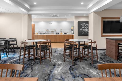 ห้องอาหาร, Fairfield by Marriott Inn & Suites Columbus Hilliard in สวีทวอเตอร์