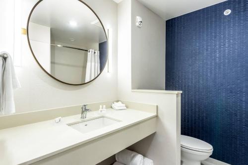 Fairfield by Marriott Inn & Suites Dallas DFW Airport North/Coppell Grapevine - 화장실