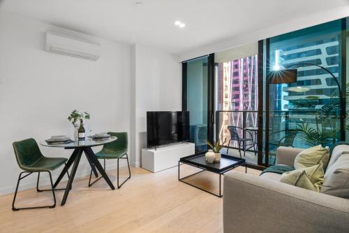 Modern 1BR Escape • Pool, Gym & CBD Location, Melbourne