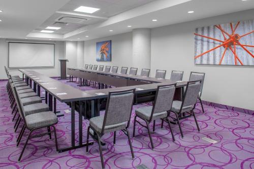 Fairfield Inn & Suites by Marriott Dallas Downtown - image 10