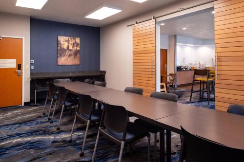 Fairfield Inn and Suites Beloit - image 2