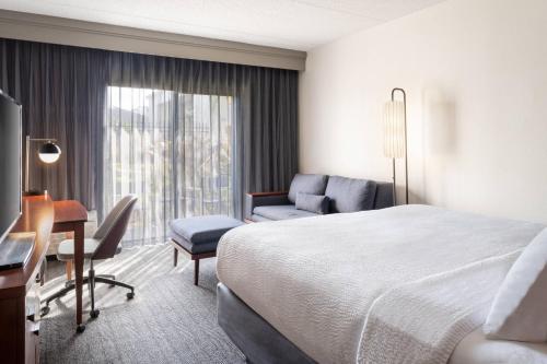 King Room with Sofa Bed room in Courtyard by Marriott Tampa Westshore/Airport