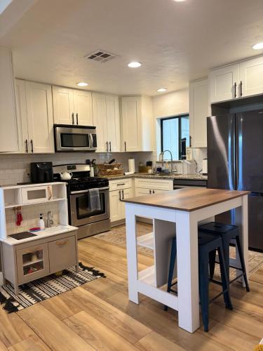 Central Phoenix, great for kids & pets, big backyard!, Phoenix