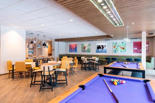 Fairfield Inn & Suites by Marriott Fair Oaks Farms - image 13