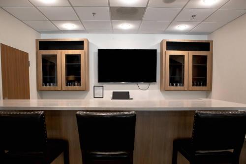 Fairfield Inn & Suites by Marriott Richmond Airport - image 10