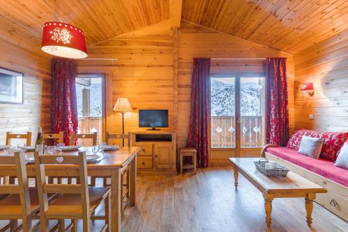 One-Bedroom Apartment with Cabin (6 Adults)