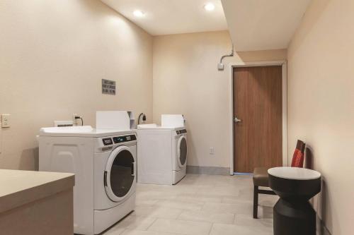 Fairfield Inn & Suites by Marriott Kansas City Shawnee - image 2