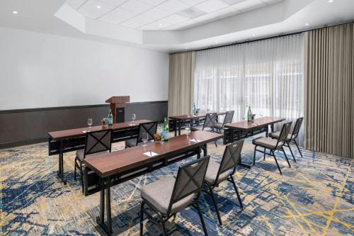 Delta Hotels by Marriott Santa Clara Silicon Valley - image 7