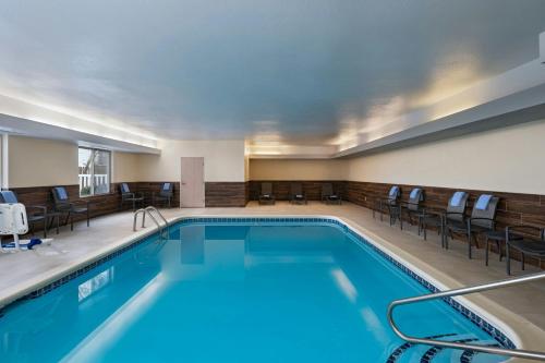 Fairfield by Marriott Inn & Suites Kansas City Airport - 수영장