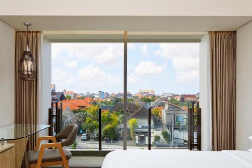 Deluxe King Room with Free Shuttle Service to Double-Six Beach image 10