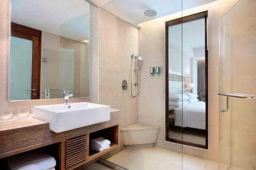 Deluxe King Room with Pool View and Free Shuttle Service to Double-Six Beach image 7