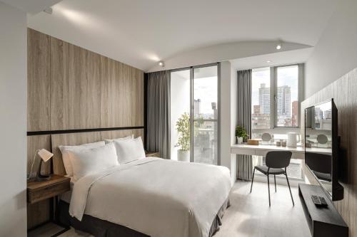Double Room with Balcony image 2