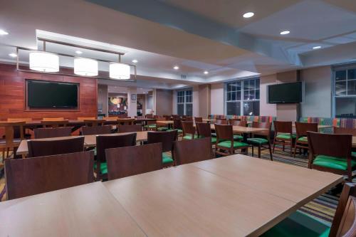 堪萨斯城闹市区/尤尼希尔费尔菲尔德客栈