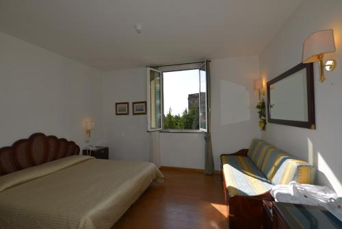 1 queen bed, 1 sofa bed