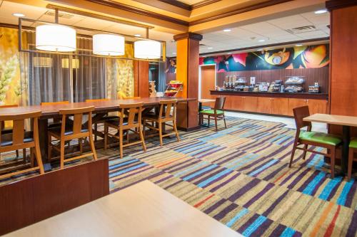 Fairfield Inn & Suites by Marriott San Antonio North/Stone Oak - image 9
