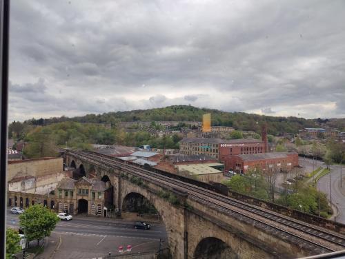 PENTHOUSE APARTMENT - FREE GARAGED Parking - BALCONY - GYM in Dewsbury