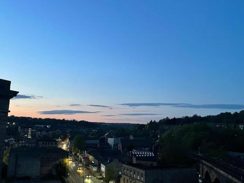 Kert, PENTHOUSE APARTMENT - FREE GARAGED Parking - BALCONY - GYM in Dewsbury