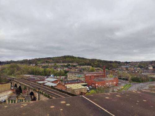 PENTHOUSE APARTMENT - FREE GARAGED Parking - BALCONY - GYM in Dewsbury