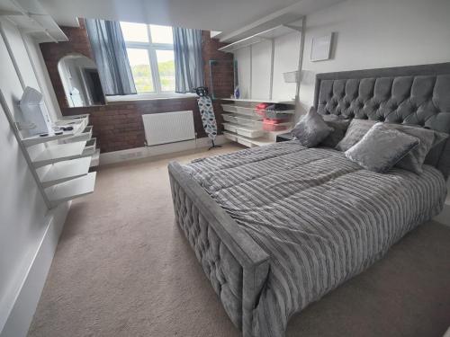 PENTHOUSE APARTMENT - FREE GARAGED Parking - BALCONY - GYM in Dewsbury