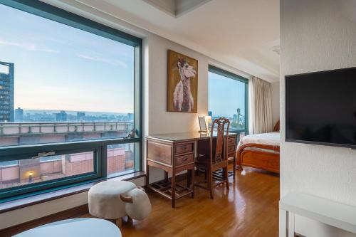 Superior Family Room image 5