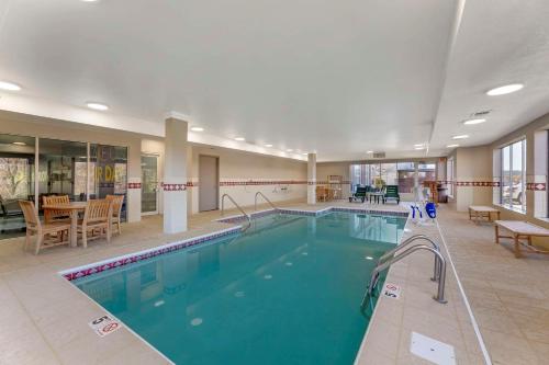 สระว่ายน้ำ, Comfort Inn & Suites Cuyahoga Falls - Akron in กูยาโฮกา ฟอลส์ (OH)