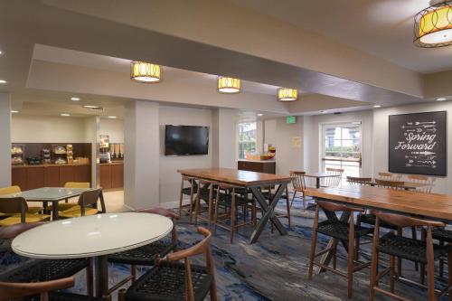 Food and beverages, Fairfield by Marriott Inn & Suites San Diego Old Town in San Diego Old Town