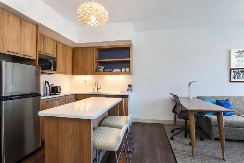 1 Bedroom Suite, 1 King, Sofa bed