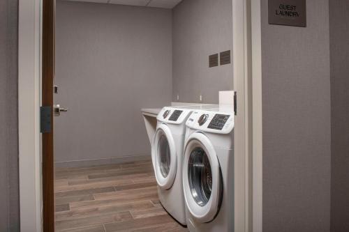 Fairfield Inn & Suites by Marriott Miami Airport West/Doral - image 11