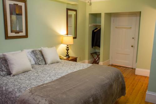 Beacon Inn 1750 in Brookline, USA