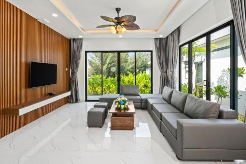Shared lounge/TV area, LANGCO BAY RETREAT in Lang Co