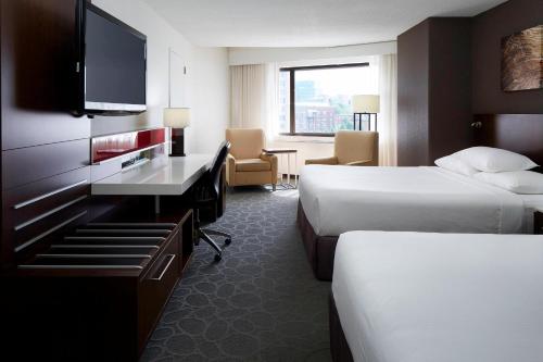 2 queen beds