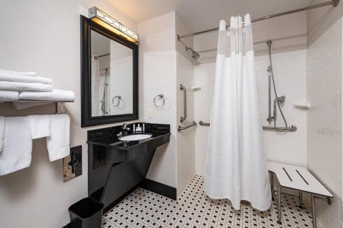 Fairfield Inn and Suites by Marriott New Bedford - image 14