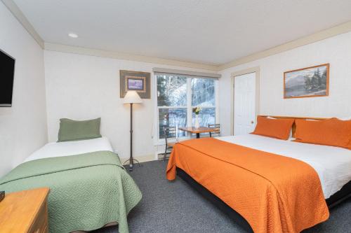 1 queen bed, 1 twin bed