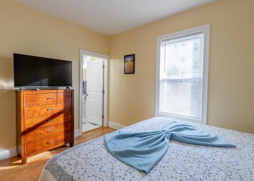 4BR Boston Apt - Pet Friendly & Free Parking, near MBTA Station 2331, Boston