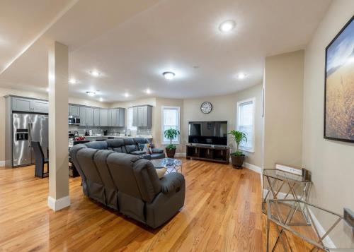 4BR Boston Apt - Pet Friendly & Free Parking, near MBTA Station 2331, Boston (fotografie 2)
