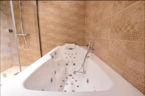 Гореща вана, Maison cosy en montagne avec piscine chauffée (Maison cosy en montagne avec piscine chauffee) in Beuil