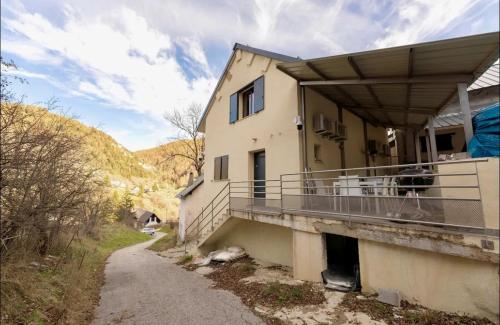 Фасада на хотела, Maison cosy en montagne avec piscine chauffée (Maison cosy en montagne avec piscine chauffee) in Beuil