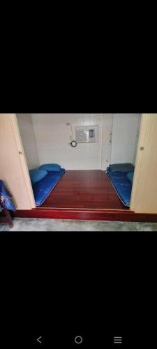 2 twin beds