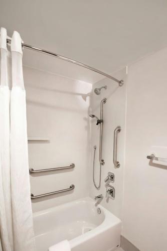 Fairfield by Marriott Inn & Suites Louisville Airport - image 8