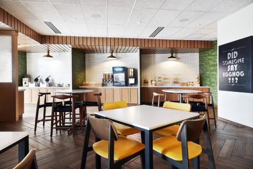 Fairfield Inn & Suites Sheboygan - image 9