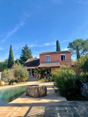 Villa Provençale climatisée près Aix en Provence Piscine securisée alarme gîte à louer Les Bons Fils