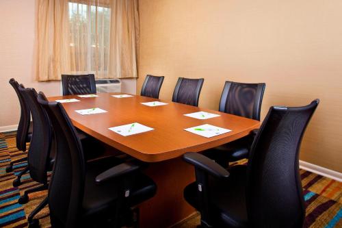Fairfield Inn & Suites Houston Hobby Airport - image 7
