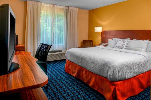 King Room with Roll-in Shower - Mobility and Hearing Accessible